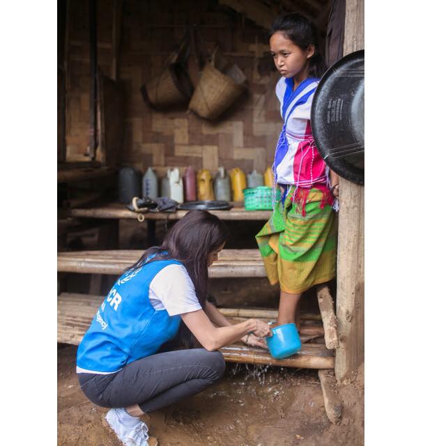 ปู ไปรยา ก้มล้างเท้าให้เด็กผู้ลี้ภัย ในฐานะฑูตสันถวไมตรี UNHCR