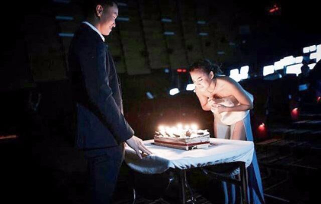 เจนี่ กำลังเป่าเค้กวันเกิดที่ กึ้งปิดโรงหนังเซอร์ไพรส์ให้ ปี 2558