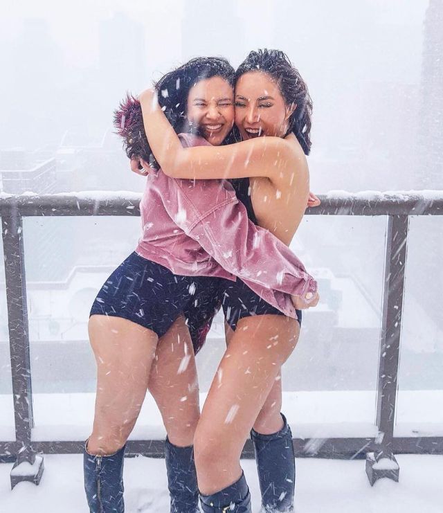 ซีแนม สุนทร กับเพื่อน ในชุดว่ายน้ำ กลางหิมะ ที่ นิวยอร์ก อเมริกา