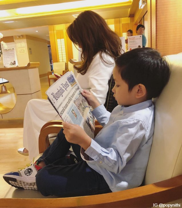 น้องโปรด อัษศดิณย์ ขณะกำลังอ่านข่าวทีมหมูป่า ขณะรอคุณแม่เช็ควุขภาพครรภ์ ที่โรงพยาบาล BNH
